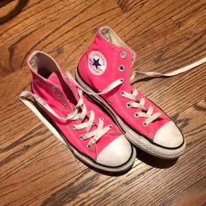 Beautiful Girls pink Converse hi tops 😆❤️❤️ Sz 2